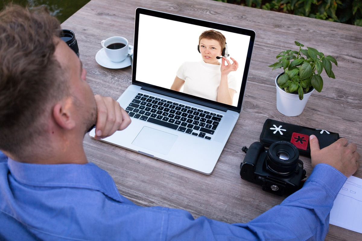 asistente legal atendiendo llamadas con headset y computadora